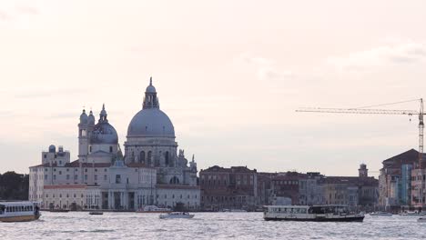 Gran-Canal-De-Venecia-Con-Barcos-Y-Embarcaciones-Cruzando