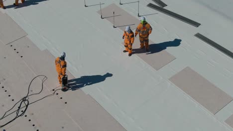 Arbeiten-Auf-Einem-Industriedach