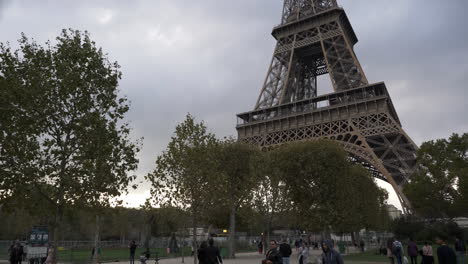 El-Parque-Del-Campo-De-Marte-Frente-A-La-Torre-Eiffel