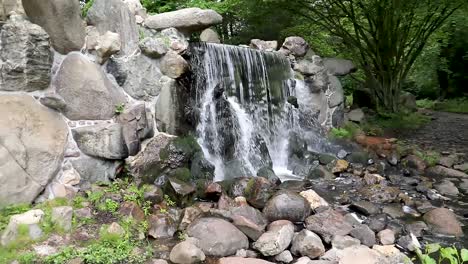 Kleiner-Wasserfall-Im-örtlichen-Park