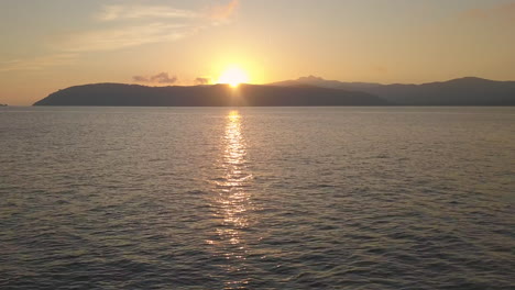 Luftdrohnenaufnahme,-Die-Bei-Sonnenuntergang-Vor-Der-Küste-Von-Elba,-Italien,-über-Das-Tyrrhenische-Meer-Fliegt