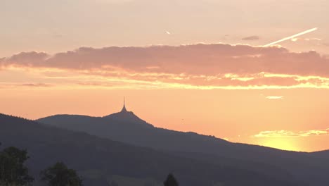 Sonnenuntergang-über-Dem-Jested-Tower,-Tschechische-Republik,-Liberec