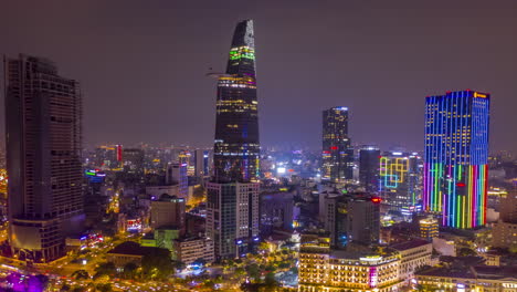Ho-Chi-Minh-Stadt-Ist-Nachts-Spektakulär,-Wenn-Die-Gebäude-Mit-Blinkenden-Bunten-LED-Designs-Beleuchtet-Werden,-Die-Sich-Im-Saigon-Fluss-Spiegeln