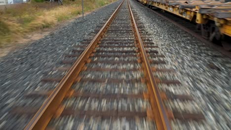 Kiesige-Eisenbahnschienen-Mit-Mittlerer-Geschwindigkeit