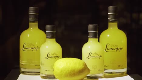 Botellas-De-Licor-Limoncello-Limontejo-Exhibidas-En-La-Tienda-De-Porto