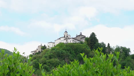Ein-Blick-Aus-Der-Ferne-Auf-Den-Heiligen-Berg-Von-Varallo,-Einen-Christlichen-Andachtskomplex,-Ein-UNESCO-Weltkulturerbe-In-Italien