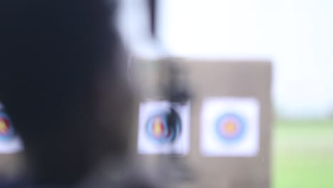 Zeitlupenvideo-Eines-Bogenschützen,-Der-Auf-Ein-Ziel-Zielt