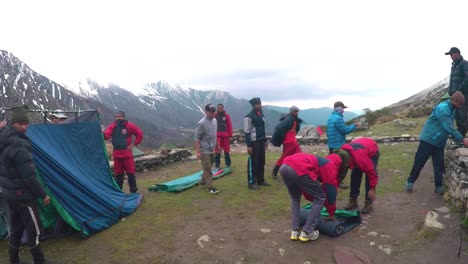 Himalaya-Bergsteiger-Im-Himalaya-Mit-Lebensnotwendigen-Gütern