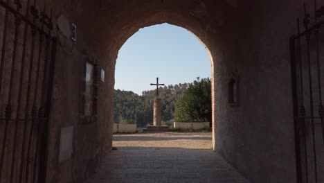 Caminar-Hacia-Una-Cruz-Cristiana-Dentro-De-Un-Convento