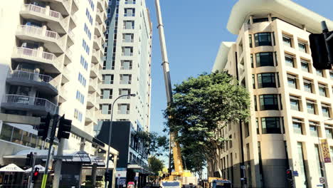 High-rise-crane-closes-city-streets,-Brisbane,-CBD
