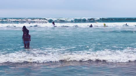 Menschen-Vergnügen-Sich-Im-Wasser-Mit-Großen-Wellen-Am-Pacific-Beach-In-San-Diego,-Kalifornien