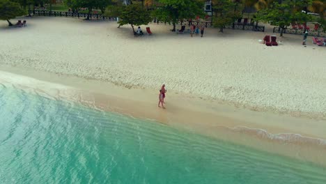 Ein-Paar-Geht-Am-Grand-Anse-Beach-Entlang-Zurück-Zum-Resort-Auf-Der-Karibikinsel-Grenada