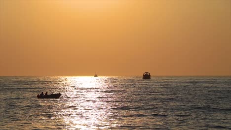Boote-Passieren-Die-Malerische-Naturlandschaft-Bei-Sonnenuntergang