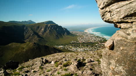 Schwenkaufnahme-Vom-Aussichtspunkt-Der-Berge-Und-Des-Unberührten-Strandes-Entlang-Der-Küste,-Hermanus,-Südafrika