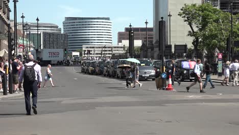 Schwarze-Taxifahrer-Blockieren-Die-Straßen-Rund-Um-Das-Parlament-Im-Rahmen-Einer-Protestaktion-In-Westminster,-London,-Großbritannien