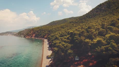 Luftaufnahmen-Eines-Exotischen-Strandes-Mit-Kristallklarem-Türkisfarbenem-Wasser-In-Griechenland-Im-Sommer-6