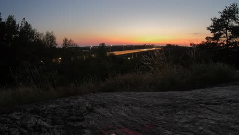 Zeitraffer-Eines-Sonnenuntergangs,-Aufgenommen-Auf-Einem-Hügel-In-Liljeholmen-In-Stockholm-Mit-Blick-Auf-Die-Autobahn-Essingeleden