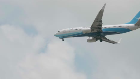 Xiamen-Air-Boeing-737-84p-B-5551-Acercándose-Antes-De-Aterrizar-En-El-Aeropuerto-De-Suvarnabhumi-En-Bangkok-En-Tailandia