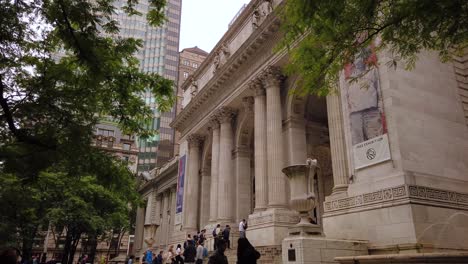 Motion-Time-Lapse-of-people-waiting-in-a-crowd-for-the-opening-of-New-York-Public-Library-on-a-rainy-summer-morning,-Panning-left-to-right,-Manhattan,-New-York-City,-USA