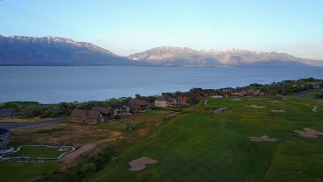 Drohnenschuss-Fliegt-über-Einen-Wunderschönen-Golfplatz-In-Richtung-Utah-Lake