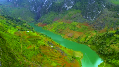 Luftaufnahme-Des-Herrlichen-Nho-Que-Flusses-Mit-Seinem-Türkisblauen-Grünen-Wasser-Im-Wunderschönen-Ma-Pi-Leng-Pass-In-Nordvietnam
