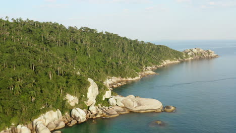 Paraíso-Isla-Brasileña-Costa,-Isla-De-Campeche,-Florianópolis,-Santa-Catarina,-Brasil
