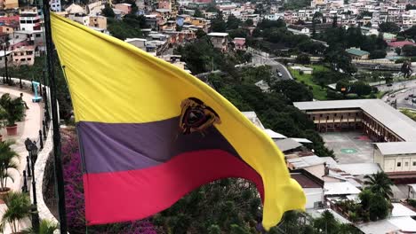 Ecuadorianische-Flagge-In-Zeitlupe-Vom-Leuchtturm-Im-Viertel-Las-Peñas-In-Guayaquil