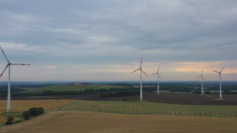 Windkraftanlagen-Drehen-Sich-Abends-Leise