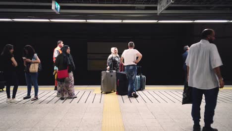 Personas-No-Identificadas-Esperan-El-Metro-Marmaray-En-La-Estación-Sirkeci-En-Estambul,-Turquía