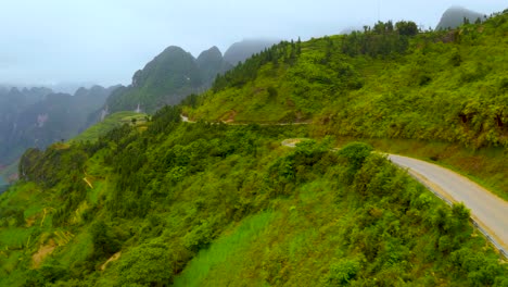 Luftschwenk-Links-Vom-Herrlichen-Nho-Que-Fluss-Mit-Seinem-Türkisblau-grünen-Wasser-Im-Wunderschönen-Ma-Pi-Leng-Pass-Im-Norden-Vietnams