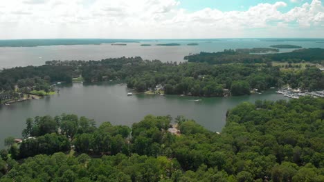 Lago-Arbolado-Y-Arbolado-En-Carolina-Del-Sur