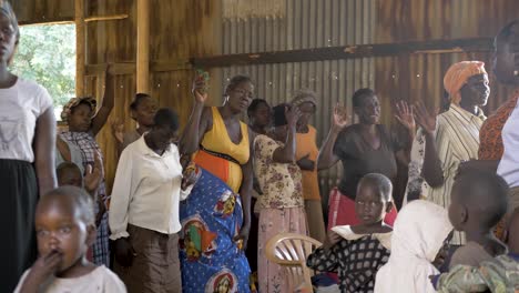 Eine-Gruppe-Religiöser-Christlicher-Afrikanischer-Frauen,-Die-In-Einer-Gemeinschaftskirche-In-Uganda-Beten
