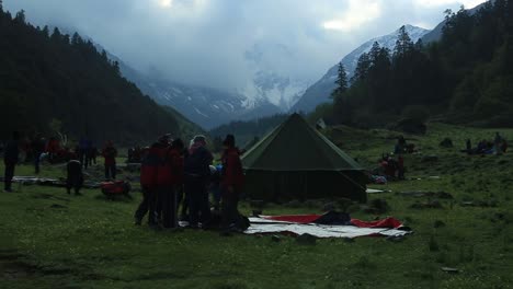 Montañeros-Del-Himalaya-De-Un-Instituto-De-Formación-De-Montañismo-En-Camino-Al-Sendero-Con-Artículos-Esenciales