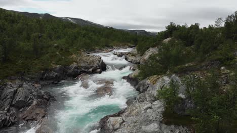 Wunderschöner-Wilder-Fluss,-Aufgenommen-In-Norwegen-Mit-DJI-Mavic-Air