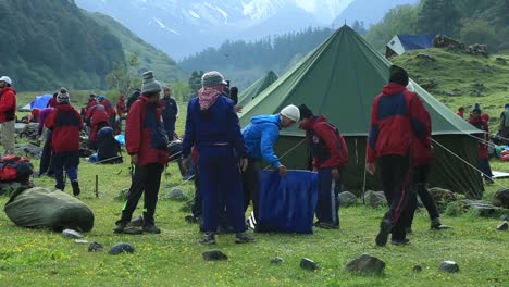 Montañeros-Del-Himalaya-De-Un-Instituto-De-Formación-De-Montañismo-En-Camino-Al-Sendero-Con-Artículos-Esenciales