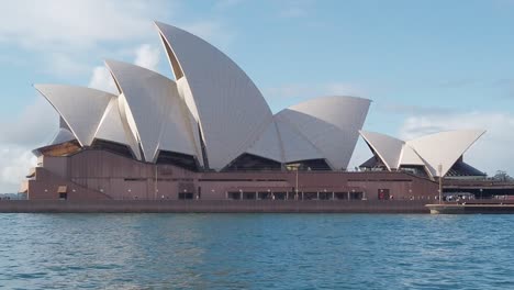 Vista-De-La-ópera-De-Sydney-Desde-El-Ferry-Desde-Circular-Quay,-Sydney,-Australia