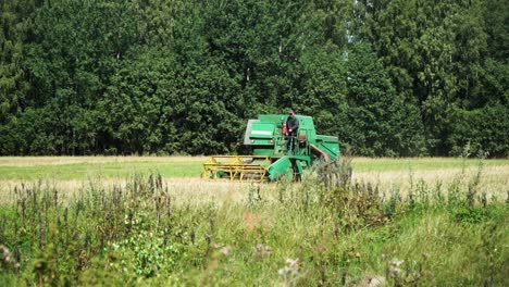 Auf-Dem-Getreidefeld-Befindet-Sich-Eine-Grüne-Erntemaschine