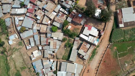 Toma-Aérea-De-Casas-En-El-Vecindario-En-Las-Afueras-De-Kigali,-Ruanda