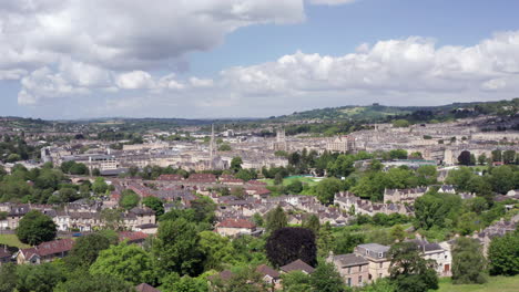 Aerial-Truck-Shot-of-the-City-of-Bath,-including-Bath-Abbey---GWR-Train,-in-the-South-West-of-England-on-a-Sunny-Summer’s-Day