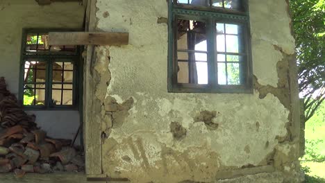 Alte-Und-Verlassene-Hauswand-Und-Fenster
