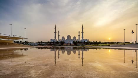 Timelapse-Día-A-Noche-De-La-Gran-Mezquita-Sheikh-Zayed-En-Abu-Dhabi-Con-Impresionantes-Colores-Del-Atardecer-En-Wahat-Al-Karama