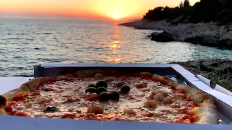 Deliciosa-Pizza-De-Gambas-En-El-Agua-Al-Atardecer-En-Croacia