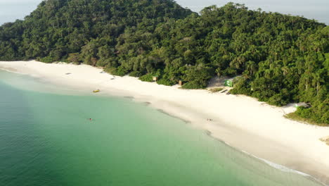 Vista-De-La-Playa-Paraíso-Desde-Arriba,-Isla-De-Campeche,-Florianópolis,-Santa-Catarina,-Brasil