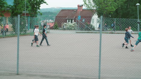 Jungen-Spielen-In-Der-Mittagspause-Auf-Dem-Schulgelände-Fußball