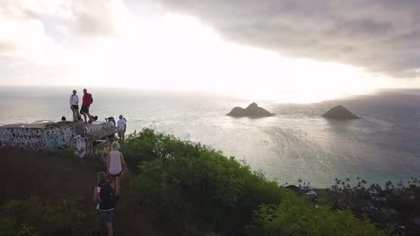 Wanderung-Zum-Wunderschönen-Strand-Von-Hawaii-Mit-Ein-Paar-Pillendosen-Ganz-Oben