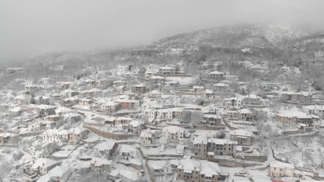 Luftaufnahmen-über-Schneebedeckten-Bergen,-Traditionelles-Dorf-In-Griechenland-8