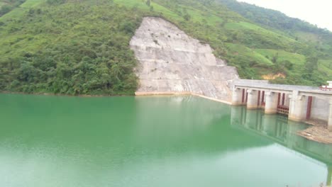 Ein-Staudamm-Liegt-In-Einem-Tal-Und-Bildet-Einen-Bläulich-grünen-See-In-Den-Bergen-Nordvietnams