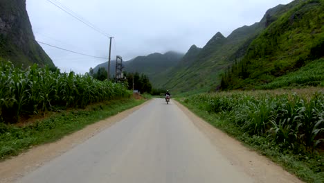 Vista-En-Primera-Persona-De-Un-Camino-Estrecho-Y-Sinuoso-Que-Atraviesa-Las-Montañas-Y-Los-Valles-Del-Norte-De-Vietnam