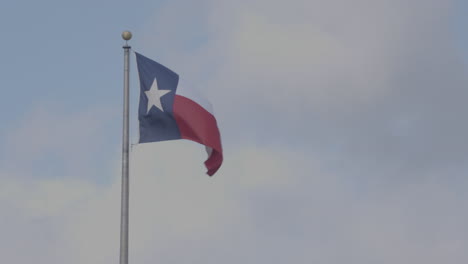 Texas-flag-blowing-in-the-wind-in-Austin,-Texas