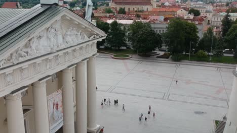 Aerial-shot-of-the-main-columns-of-vilna´s-cathedral,-with-tourists-in-the-ground